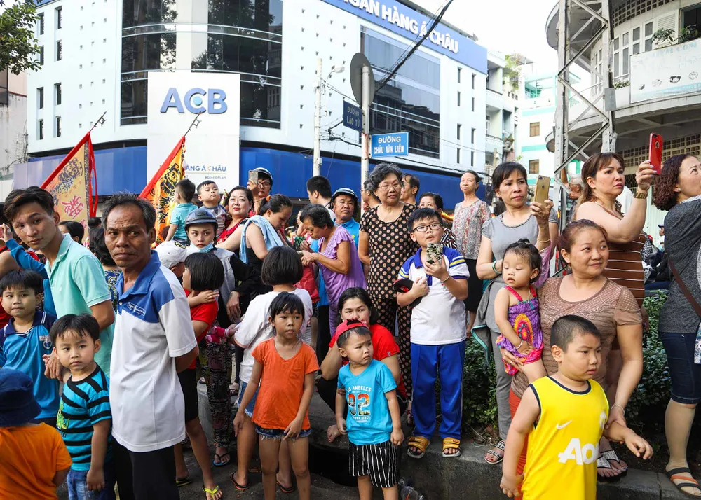 Phố người Hoa đông nghịt người trong Tết nguyên tiêu ảnh 8