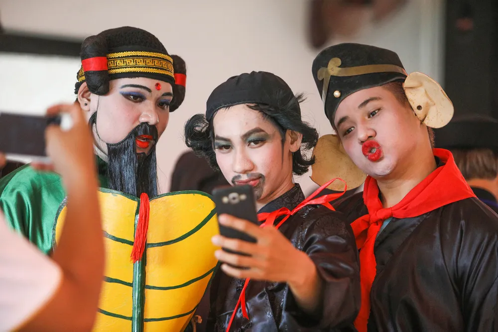 Phố người Hoa đông nghịt người trong Tết nguyên tiêu ảnh 19