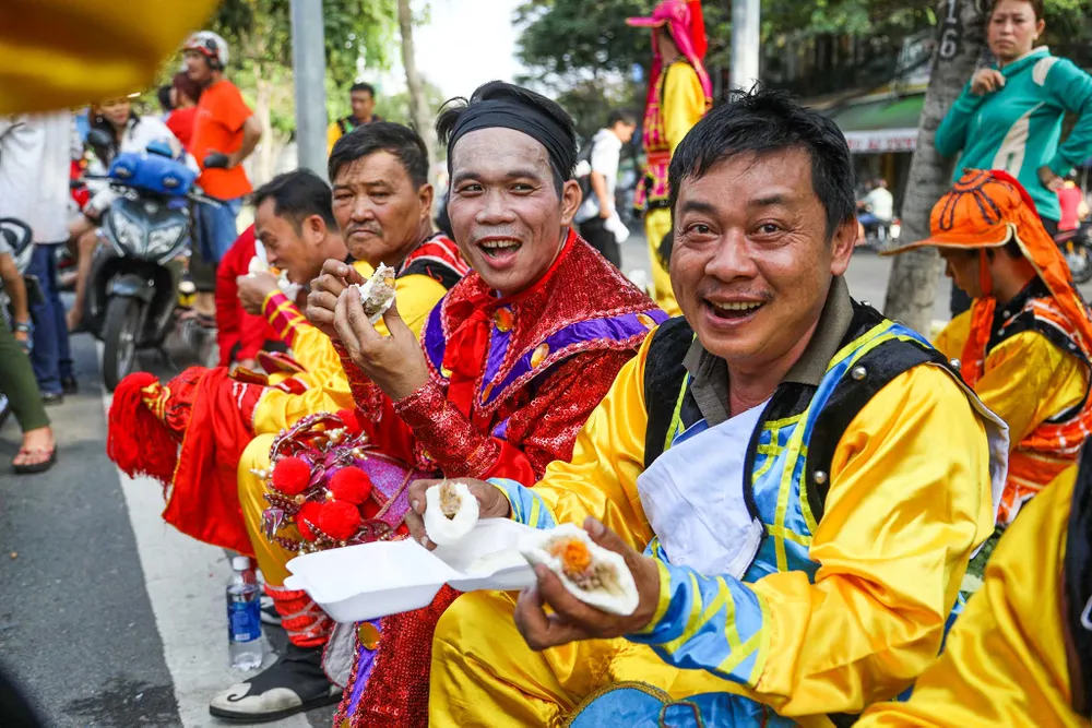 Phố người Hoa đông nghịt người trong Tết nguyên tiêu ảnh 20