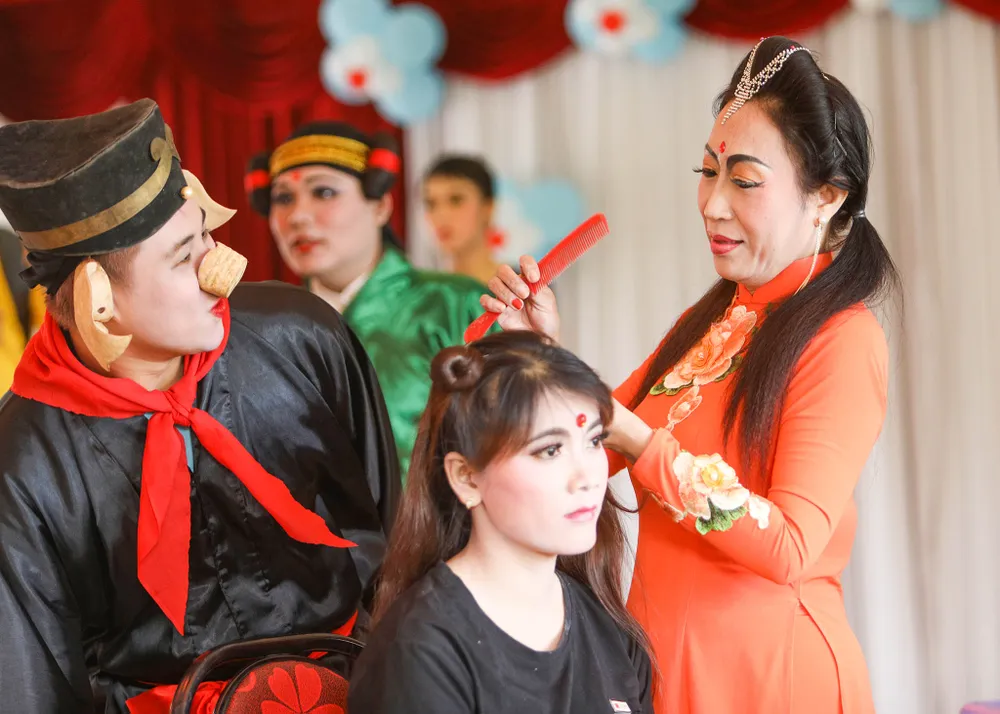 Phố người Hoa đông nghịt người trong Tết nguyên tiêu ảnh 15