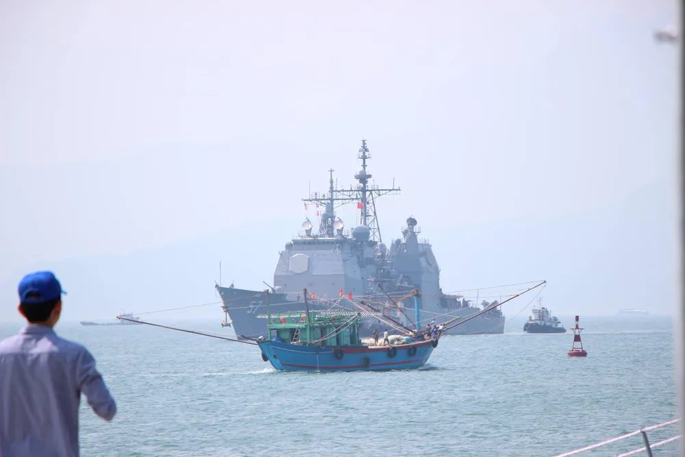 Tàu hộ tống của hải quân Mỹ đang tiến vào cảng Tiên Sa ảnh 2