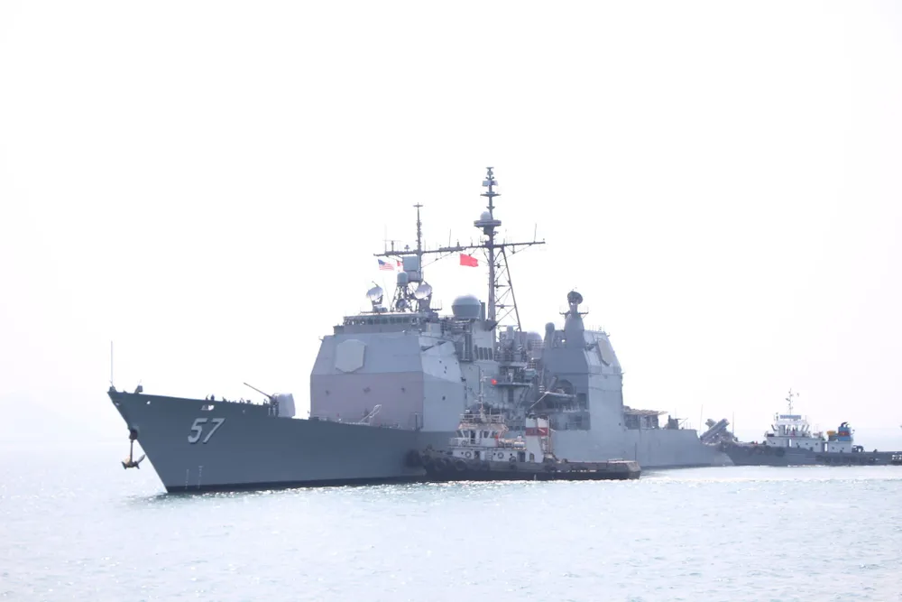 Tàu hộ tống của hải quân Mỹ đang tiến vào cảng Tiên Sa ảnh 9