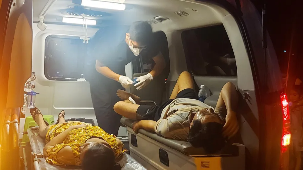 Các nạn nhân được xe cấp cứu chuyển nhanh đến bệnh viện điều trị. Các nạn nhân được xe cấp cứu chuyển nhanh đến bệnh viện điều trị.
