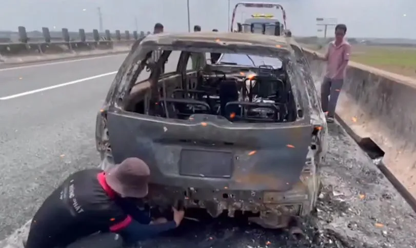 Hiện trường chiếc xe 7 chỗ đã bị thiêu rụi Hiện trường chiếc xe 7 chỗ đã bị thiêu rụi