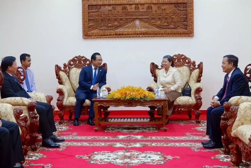 Đại biểu tỉnh Long An chào xã giao tại tỉnh Svay Rieng - Vương quốc Campuchia.