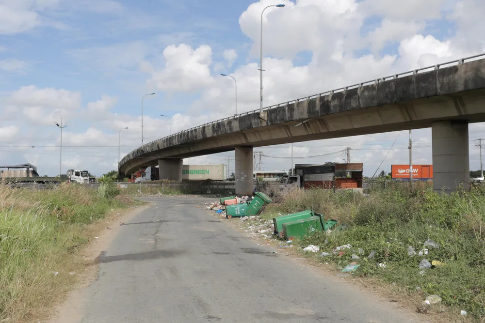Những thùng rác ngổn ngang dưới chân cầu vượt số 3 gần trạm dừng chân cao tốc Những thùng rác ngổn ngang dưới chân cầu vượt số 3 gần trạm dừng chân cao tốc