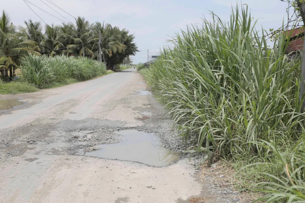 Đường song hành xuống cấp, cần nâng cấp sửa chữa Đường song hành xuống cấp, cần nâng cấp sửa chữa