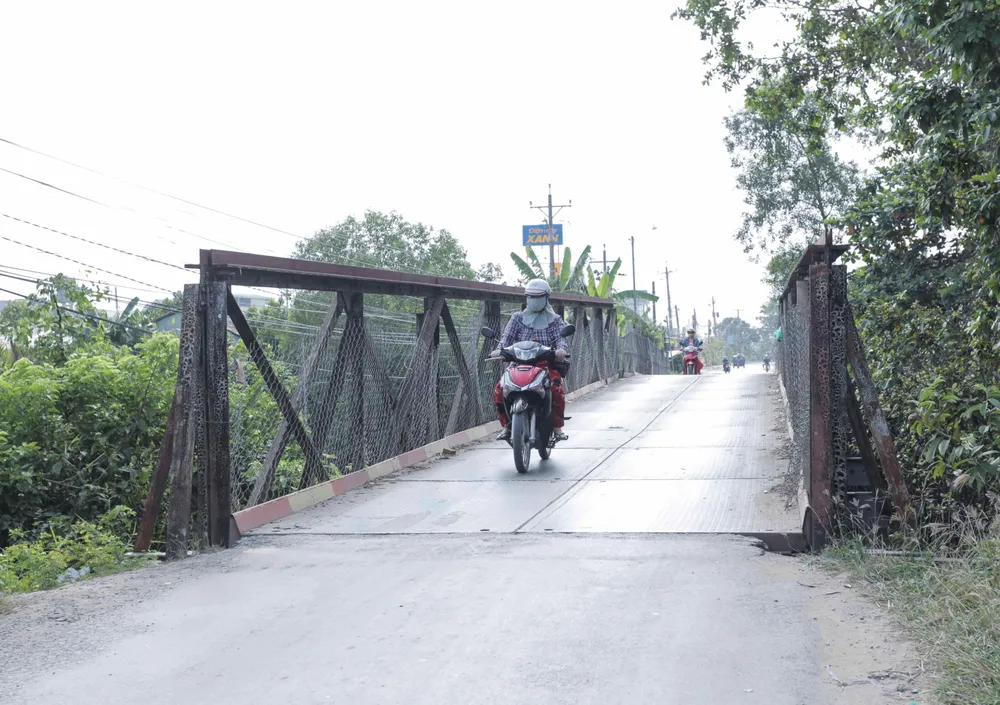 Các cầu hiện hữu đã xuống cấp ở địa phương Các cầu hiện hữu đã xuống cấp ở địa phương