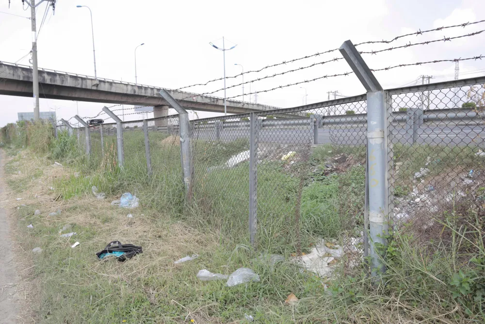 Người dân tự ý mở hàng rào để vào bên trong khu vực đường cao tốc Người dân tự ý mở hàng rào để vào bên trong khu vực đường cao tốc