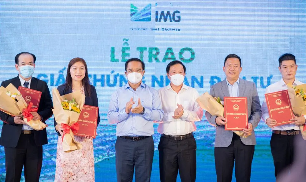 Bí thư tỉnh ủy - Nguyễn Văn Được và Chủ tịch UBND tỉnh Long An ( giữa từ trái sang) trao chứng nhận đầu tư cho bốn doanh nghiệp