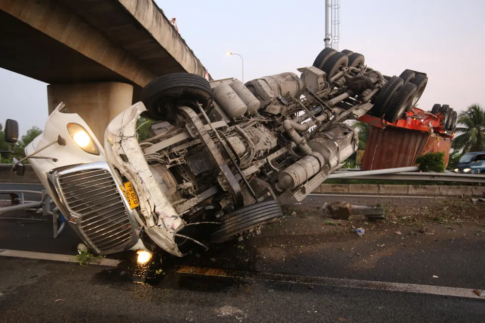 Chiếc xe đầu kéo lật trên cao tốc TP.HCM - Trung Lương gây ảnh hưởng ùn tắc Quốc lộ 62.