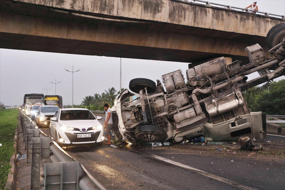 Tài xế may mắn thoát ra ngoài gọi cứu hộ