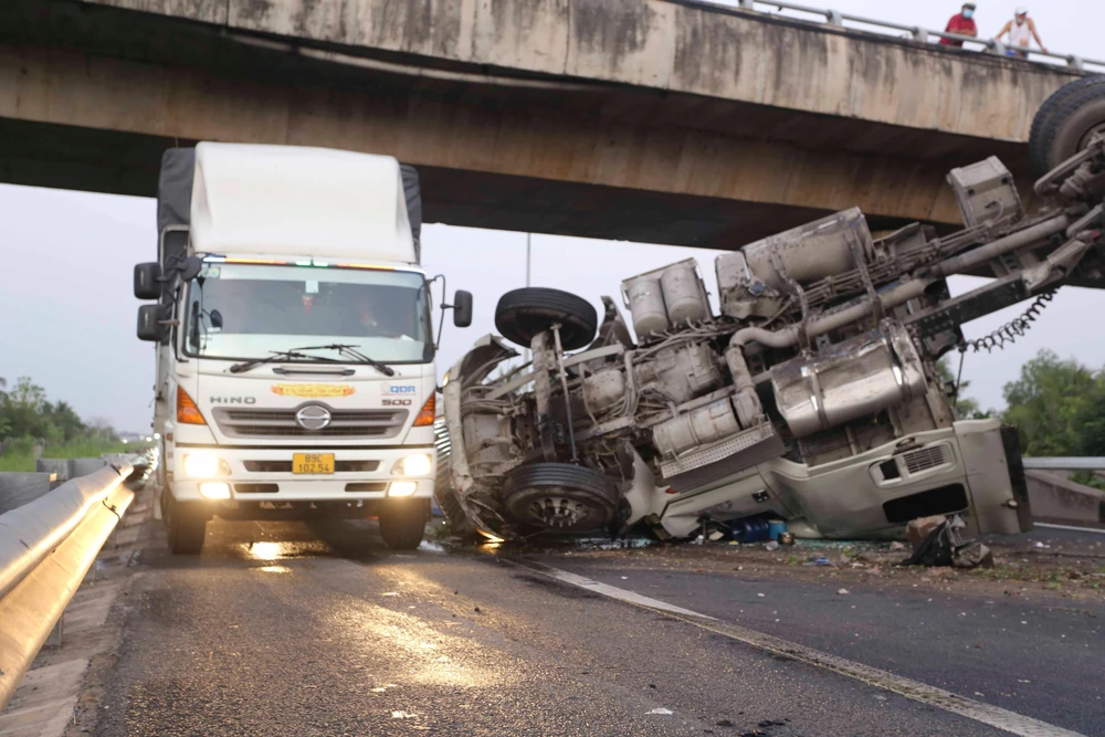 Các tài xế lưu thông qua đây phải đi vào lằn đường khẩn cấp, lách qua xe đầu kéo chắn ngang