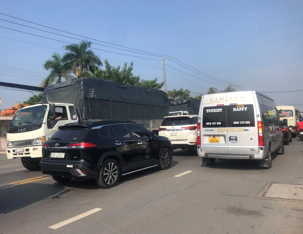 Ùn tắc kéo dài khoảng 3 km trên tuyến quốc lộ 62