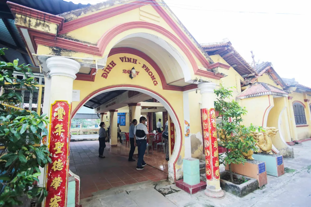 Đình Vĩnh Phong - ngôi đình cổ có kiến trúc cuối thời Nguyễn với nghệ thuật trạm trổ tài hoa. Đình Vĩnh Phong - ngôi đình cổ có kiến trúc cuối thời Nguyễn với nghệ thuật trạm trổ tài hoa.