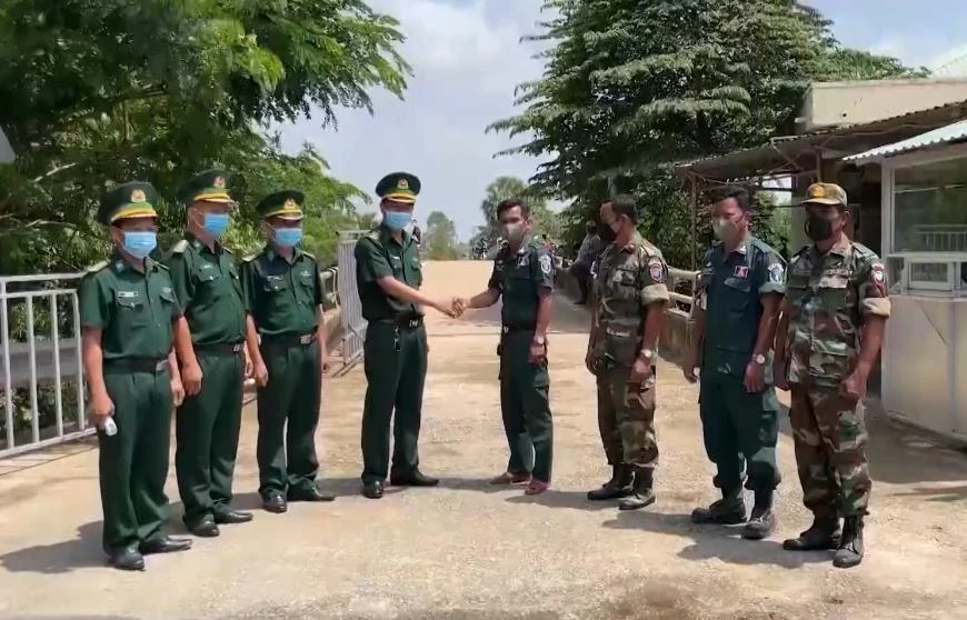 Ban Chỉ huy Đồn Biên phòng Sông Trăng (Việt Nam) cùng Đồn Cảnh sát bảo vệ biên giới Svai À Ngoong (Campuchia) thực hiện nghi thức mở cửa tại Cửa khẩu phụ Hưng Điền A