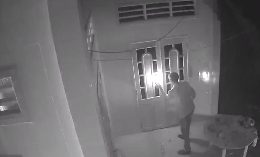 Ảnh chụp lại từ clip do gia đình cung cấp về việc ông Điểm ném "bom xăng" vào nhà Ảnh chụp lại từ clip do gia đình cung cấp về việc ông Điểm ném "bom xăng" vào nhà