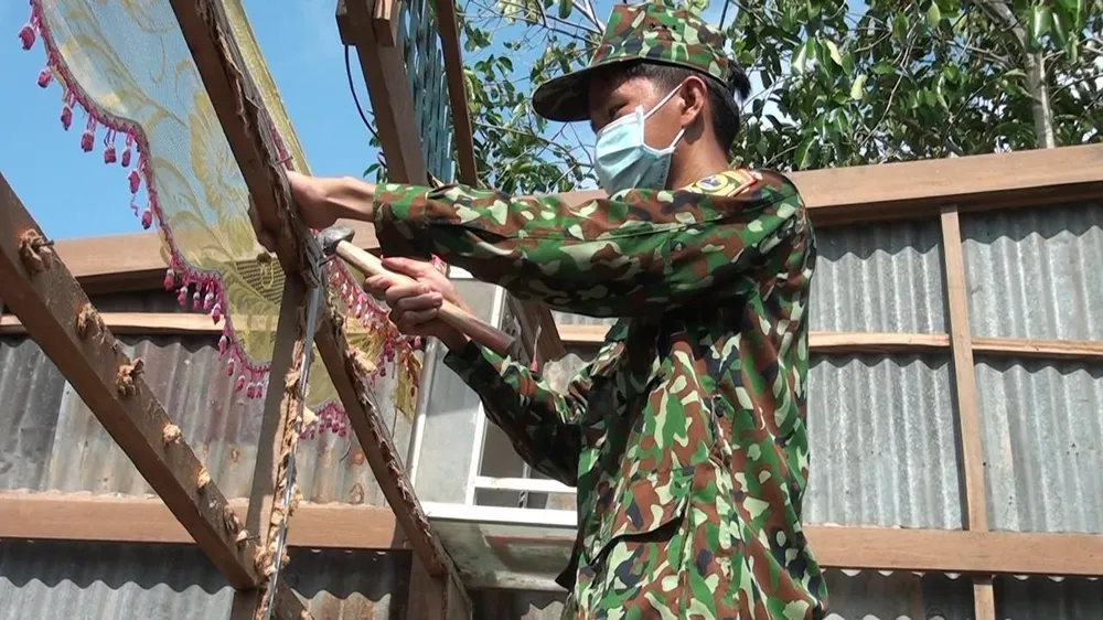 Lực lượng chiến sĩ chốt Biên phòng Sông Trăng đến hổ trợ người dân khắc phục, sửa chữa Lực lượng chiến sĩ chốt Biên phòng Sông Trăng đến hổ trợ người dân khắc phục, sửa chữa