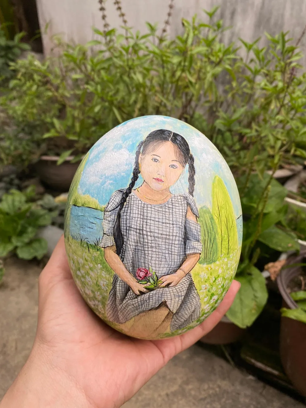 Các em học sinh được thầy Luân yêu mến, vẽ lên quả trứng tặng cho các em. Các em học sinh được thầy Luân yêu mến, vẽ lên quả trứng tặng cho các em.