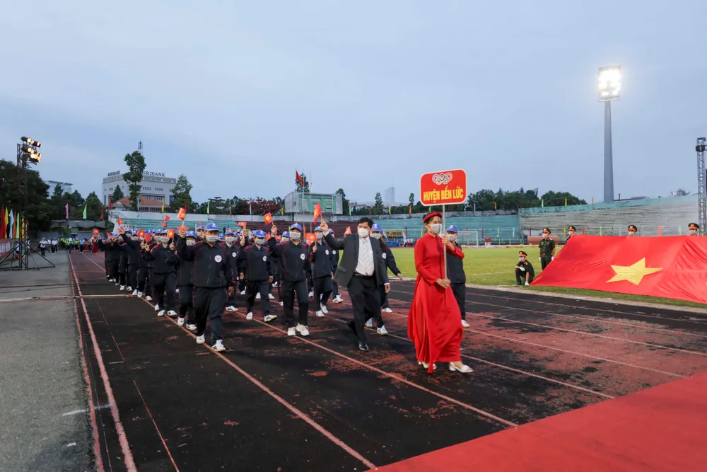 16 đơn vị gồm đoàn thể thao các huyện, thị xã Kiến Tường, TP.Tân An và đoàn Công an nhân dân diễu hành qua lễ đài 16 đơn vị gồm đoàn thể thao các huyện, thị xã Kiến Tường, TP.Tân An và đoàn Công an nhân dân diễu hành qua lễ đài