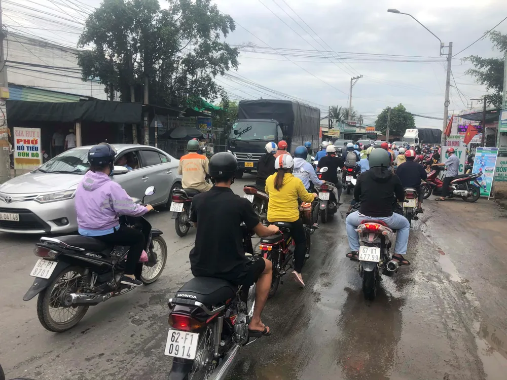 16 giờ tình trạng các xe đã chen lấn để di chuyển trên tuyến quốc lộ 62.