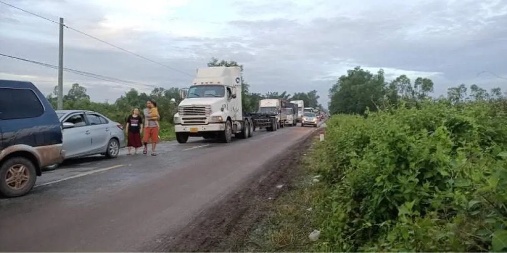 Quốc lộ 62 vẫn còn xếp hàng dài nối đuôi nhau rạng sáng 30-4. Quốc lộ 62 vẫn còn xếp hàng dài nối đuôi nhau rạng sáng 30-4.