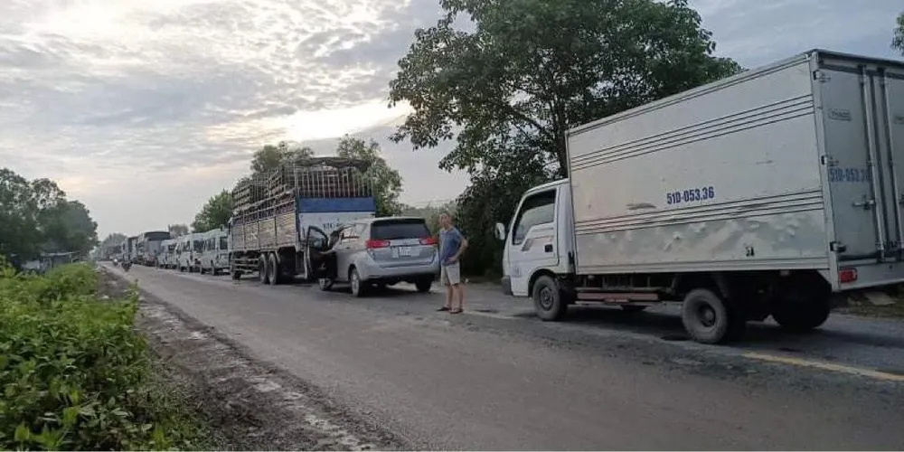 Gần 6 giờ sáng nhưng tuyến Quốc lộ N2 vẫn còn kẹt xe. Gần 6 giờ sáng nhưng tuyến Quốc lộ N2 vẫn còn kẹt xe.