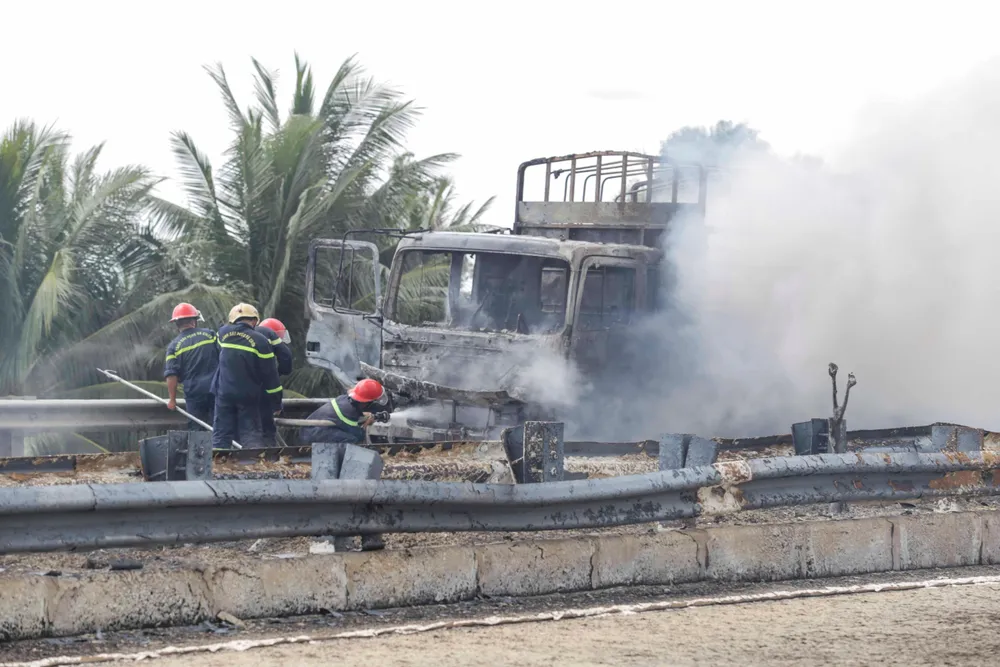 Lực lượng PCCC nhanh chóng có mặt dập tắt đám cháy. Ảnh: HUỲNH DU