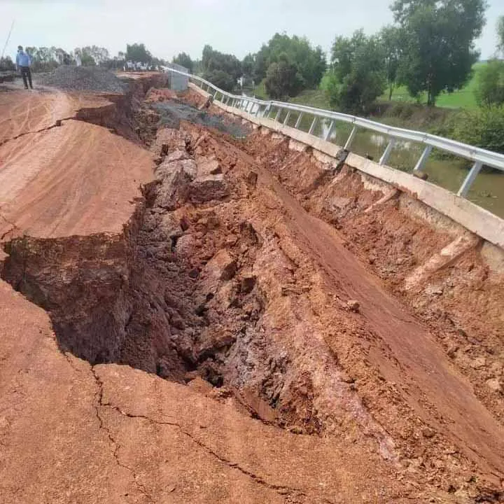 Có đoạn sạt lở hơn 1/3 mặt đường kéo xuống mép kênh Có đoạn sạt lở hơn 1/3 mặt đường kéo xuống mép kênh