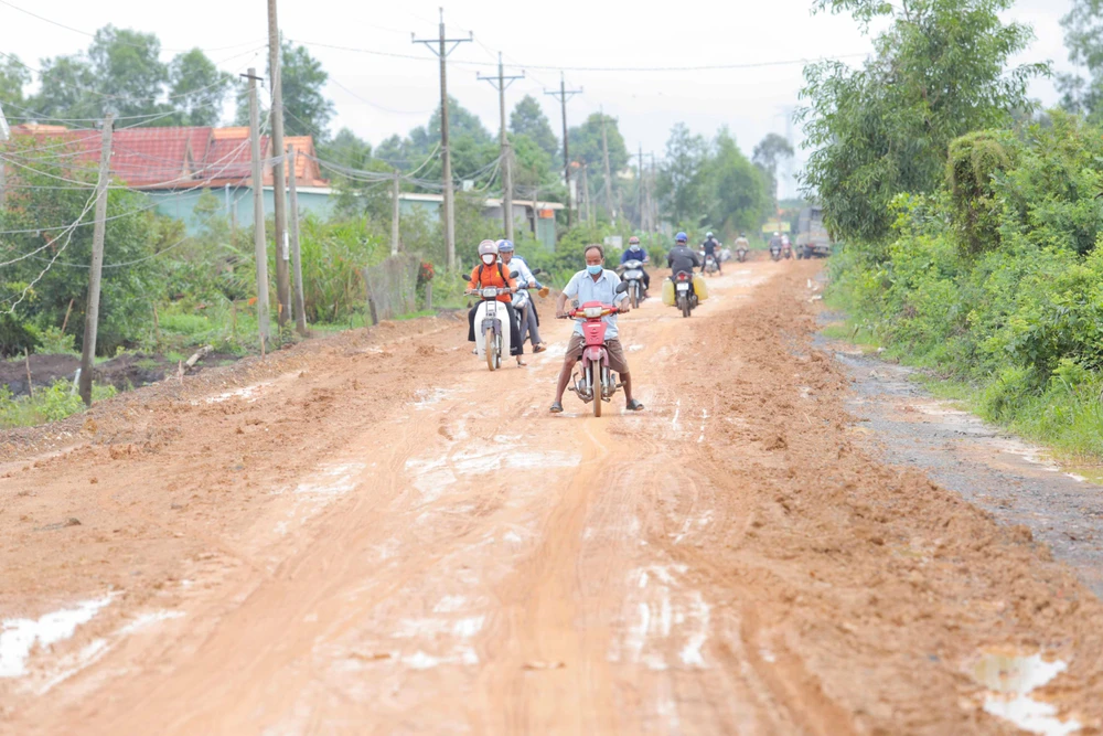 Người dân lưu thông qua lại tuyến đường này rất khó khăn