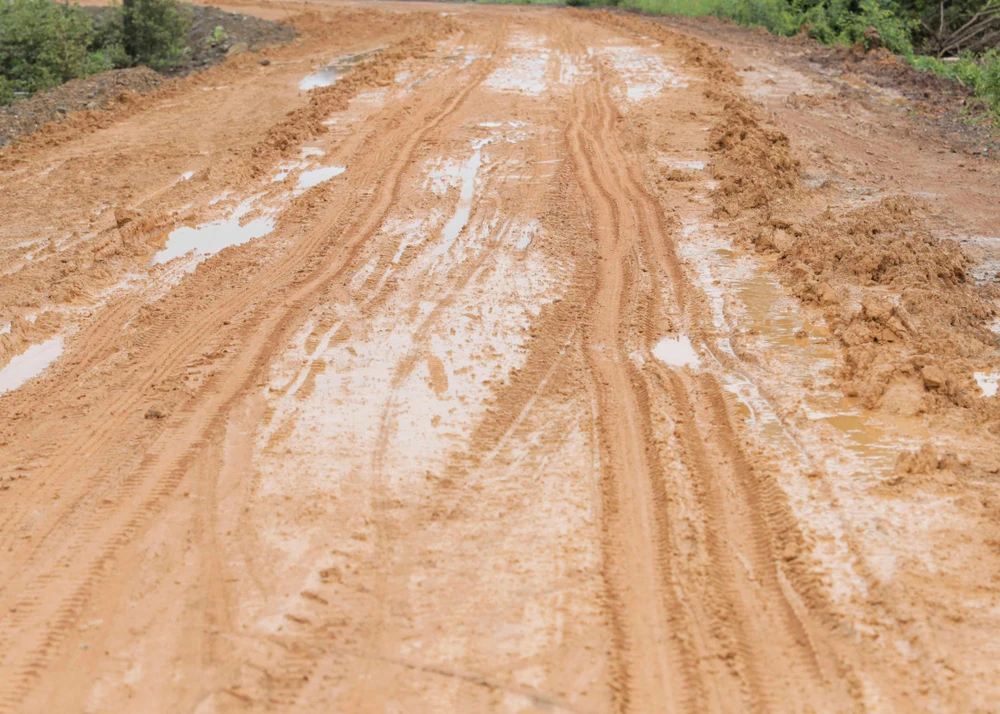 Mặt đường tỉnh lộ 817 trải đất đỏ, khi mưa xuống rất lầy lội và trơn trượt