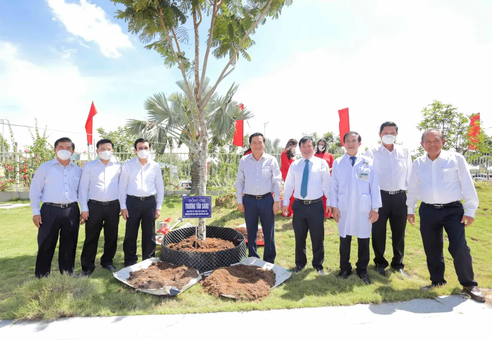 Các đại biểu trồng cây lưu niệm tại Bệnh viện Đa khoa khu vực Đồng Tháp Mười