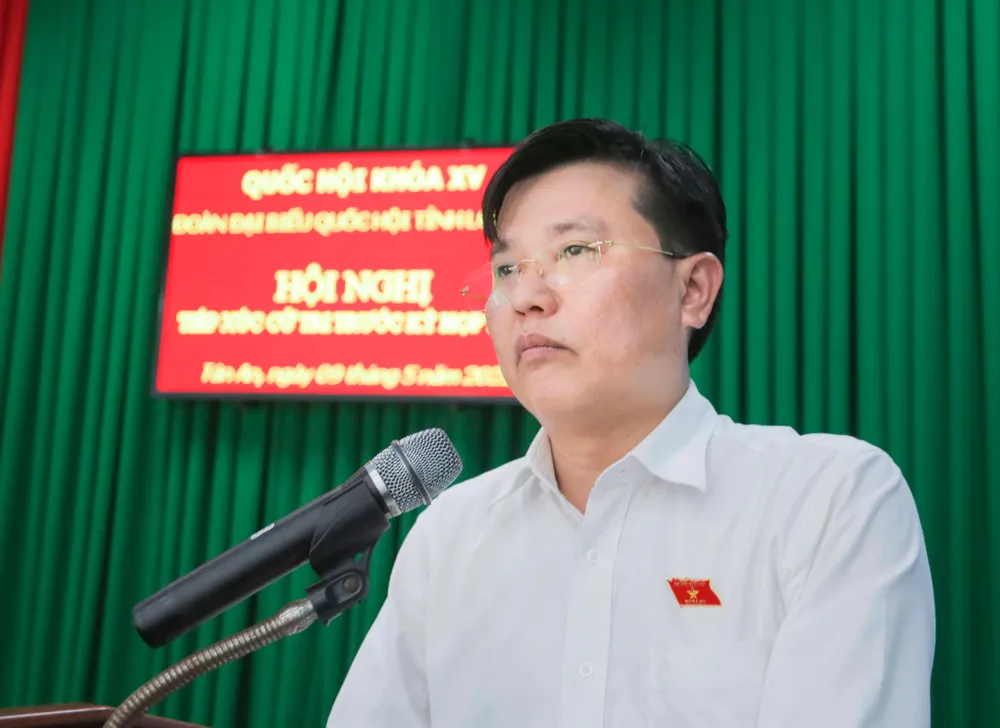 Đại biểu Nguyễn Thanh Hải, Phó bí thư Thường trực tỉnh ủy ghi nhận những ý kiến của cử tri