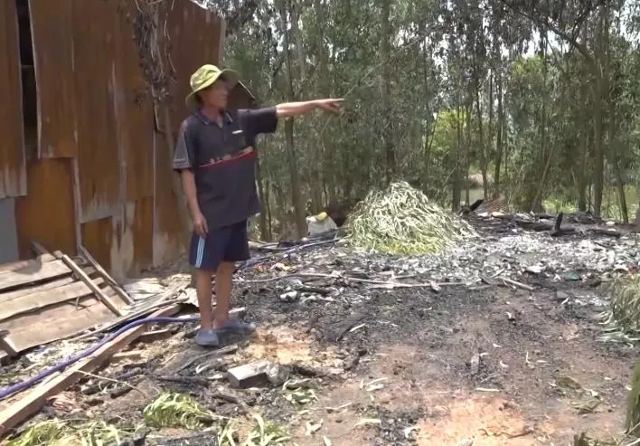 Ông Giúp chỉ về hướng ngọn lửa cháy lan sang nhà con rể.