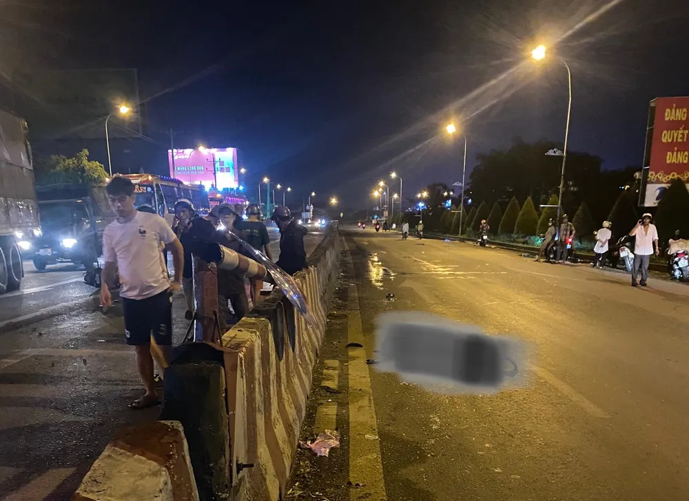 Tông vào dải phân cách, 1 nam thanh niên ở Long An tử vong ảnh 1 Tông vào dải phân cách, 1 nam thanh niên ở Long An tử vong ảnh 1