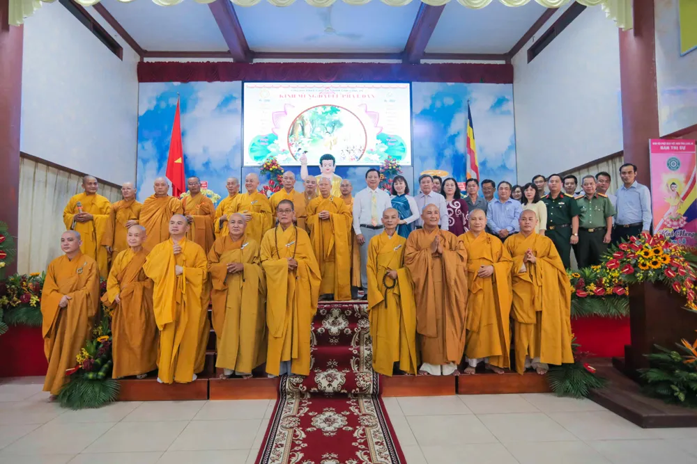 Lãnh đạo tỉnh chúc mừng các chư tôn, giáo phẩm Giáo hội Phật giáo tỉnh Long An cùng các tín đồ Phật tử nhân Đại lễ Phật đản 2022.