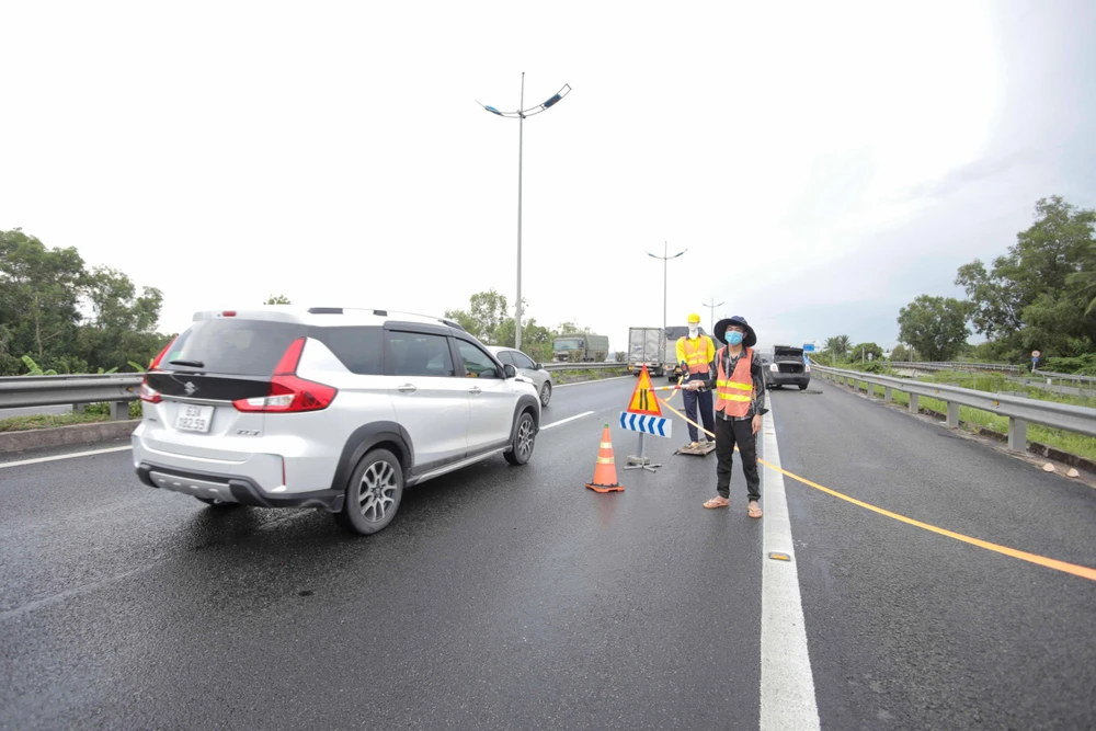 Đoạn đường đang thi công, các xe chỉ di chuyển vào làn số 1.