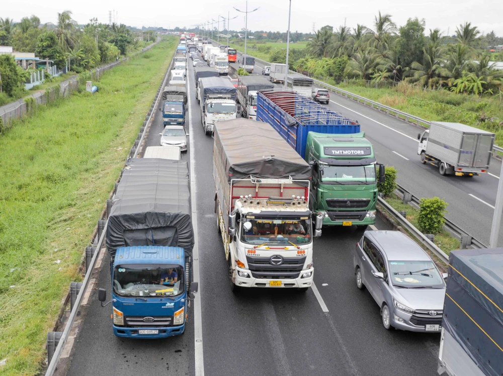 Các phương tiện tràn vào làn đường khẩn cấp khiến cho ùn tắc kéo dài