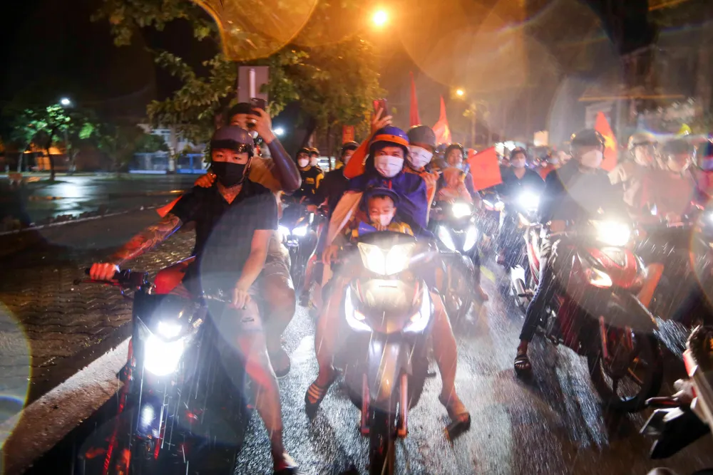 Người dân đội mưa ra đường ăn mừng chiến thắng