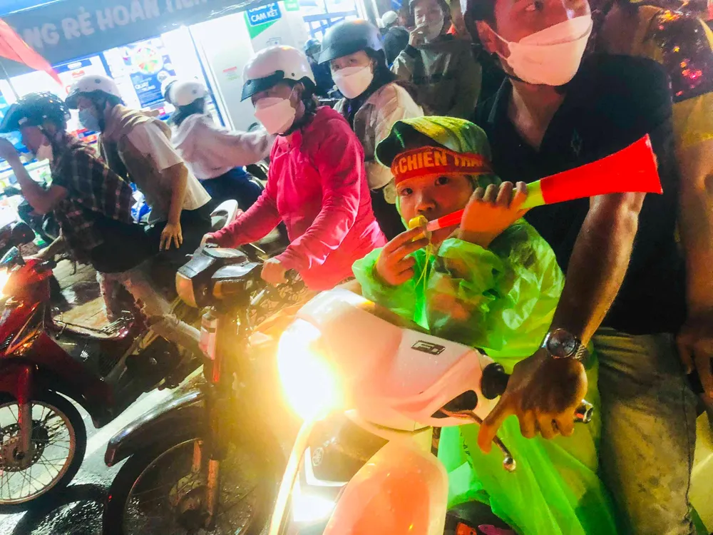 Các bé thiếu nhi theo cha, mẹ tham gia xuống đường ăn mừng