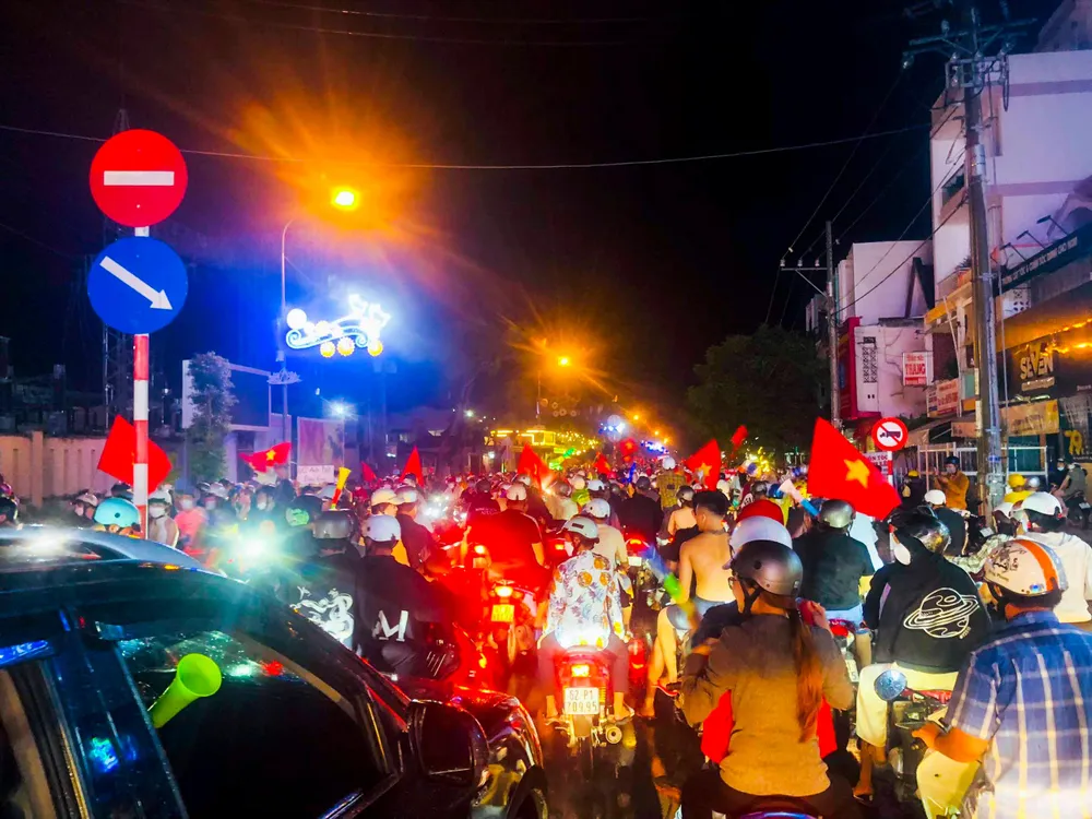 Người dân đổ ra đường ăn mừng chiến thắng của U23 Việt Nam