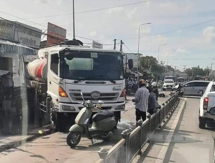 Tài xế xe bồn chở dầu đã tránh ô tô 7 chỗ tông vào phía trước nhà dân