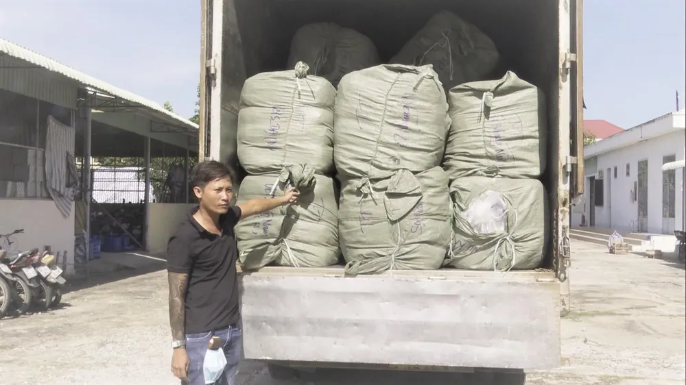 Tài xế Ngô Minh Đặng cùng tang vật. Tài xế Ngô Minh Đặng cùng tang vật.