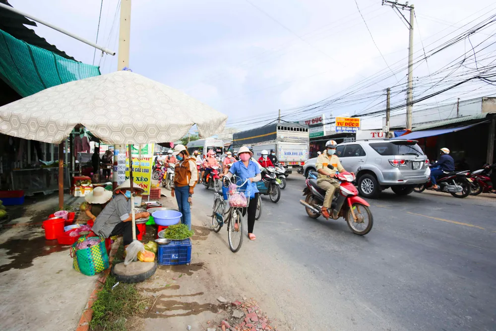 Người bán tràn xuống lòng đường bất chấp sự nhắc nhở của lực lượng chức năng.