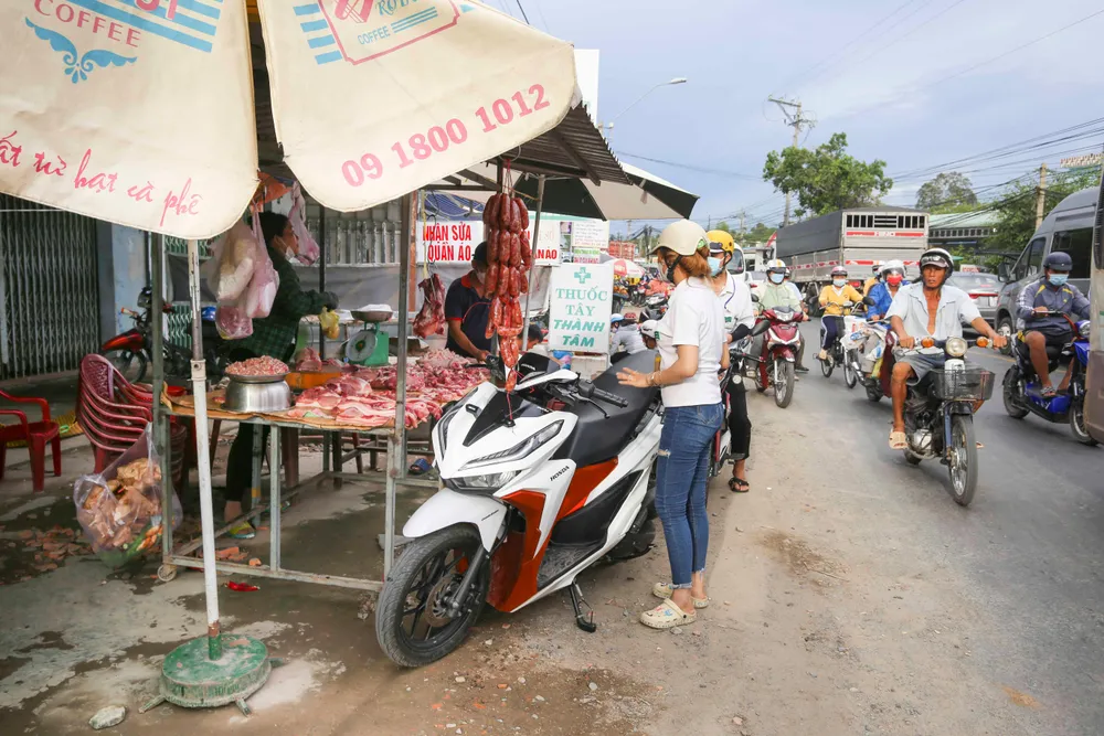 Chợ tự phát lấn chiếm vỉa hè, lòng lề đường.