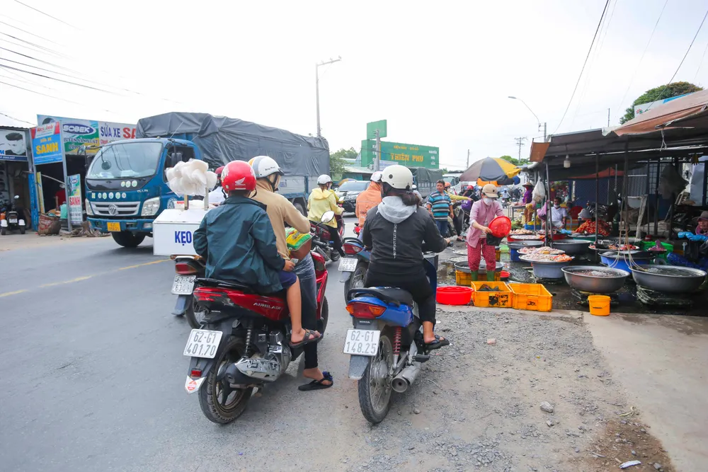 Kẻ mua, người bán lấn chiếm lòng, lề đường gây ùn tắc giao thông.