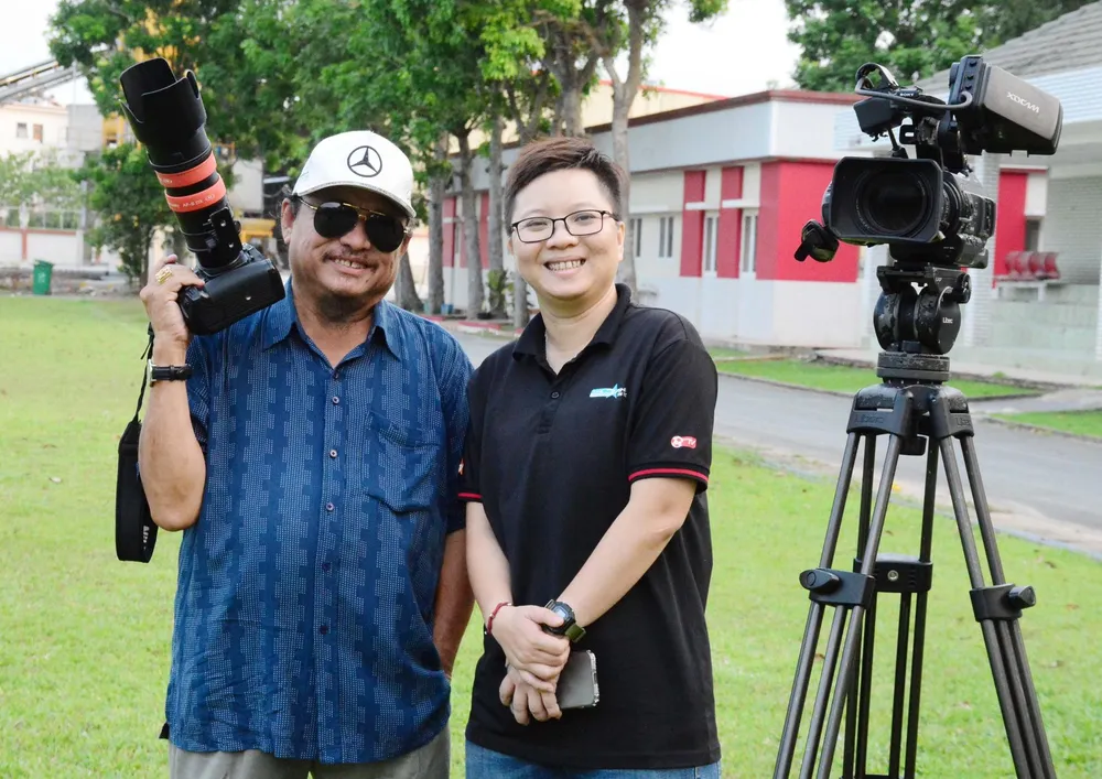 Anh Trần Anh Tuấn và PV Ngọc Trân kênh Bóng đá TV tác nghiệp tại CLB Long An