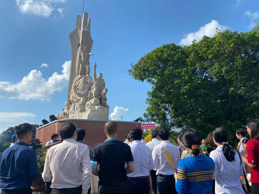 Các đại biểu đã dâng hương tại Lăng Nguyễn Đình Chiểu tỉnh Bến Tre.