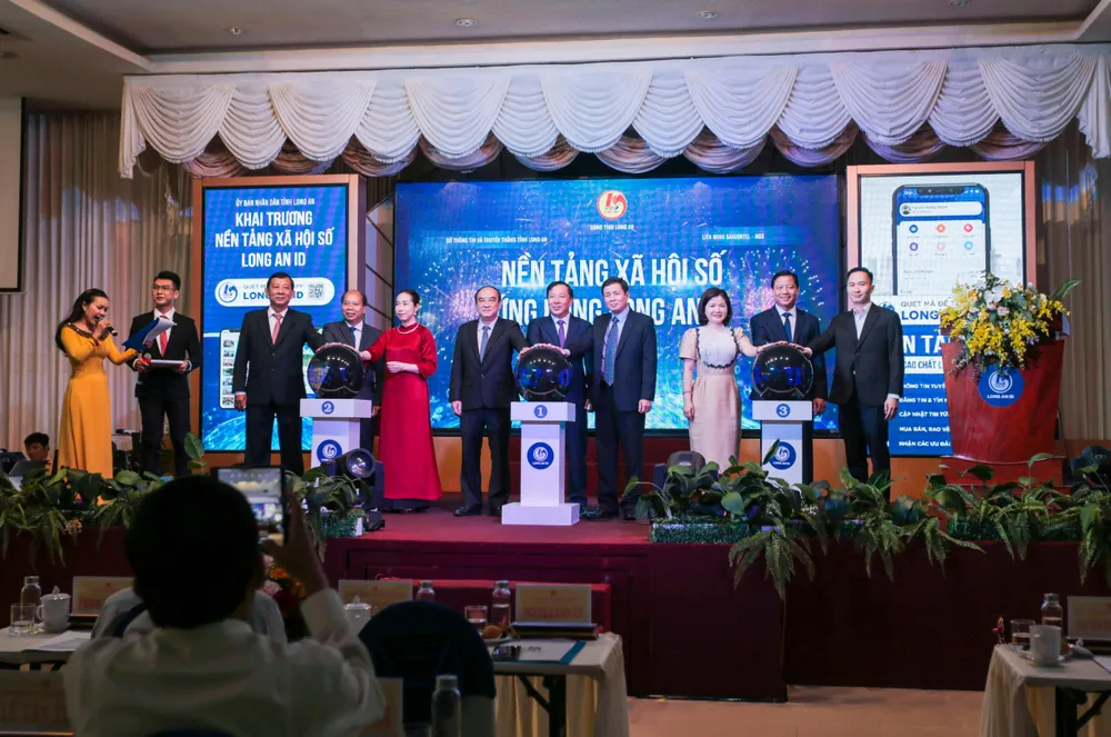 Lãnh đạo tỉnh Long An và các đại biểu bấm nút khai trương Long An ID.