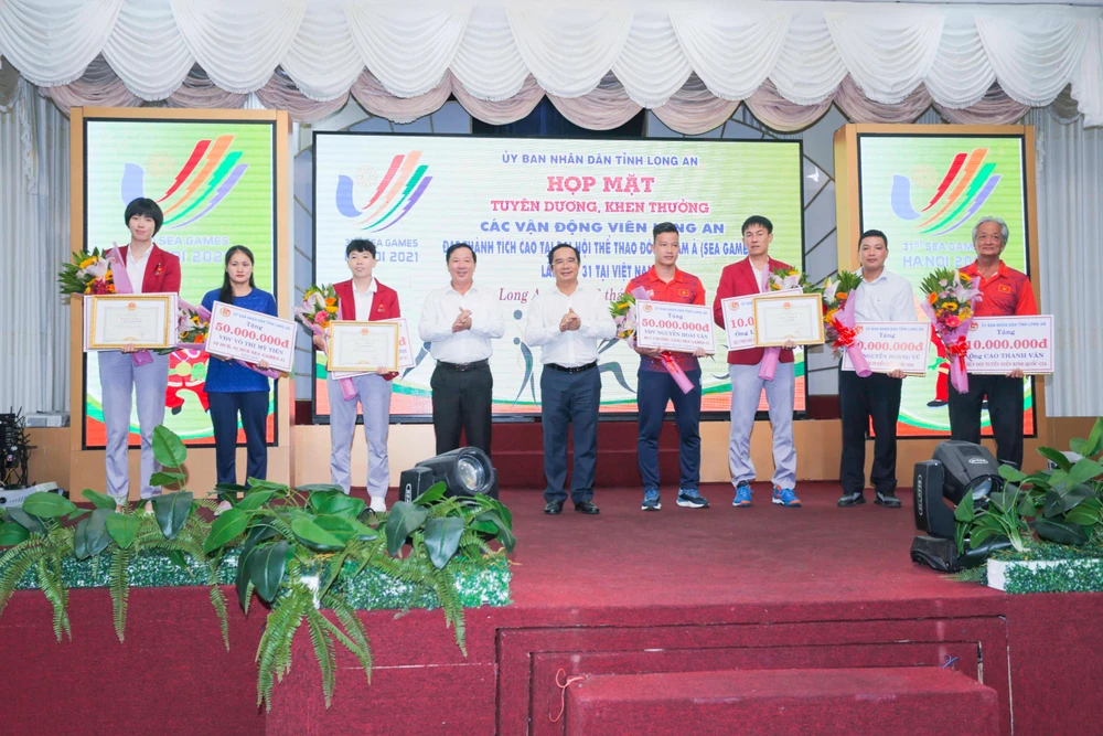 Lãnh đạo tỉnh Long An trao tặng thưởng cho các VĐV và Huấn luyện viên đạt thành tích xuất sắc tại Sea Game 31